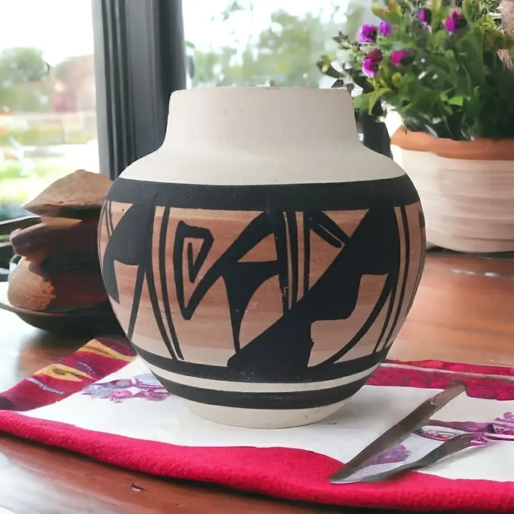 Navajo Pottery Bud Vase Native American Southwest Handpainted Signed Kanuho Vtg.